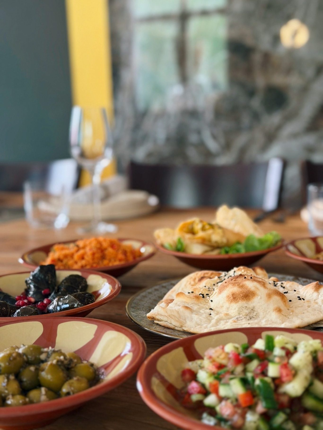 Orientalische Vorspeisen auf der festlich gedeckten Tafel im Luisengarten