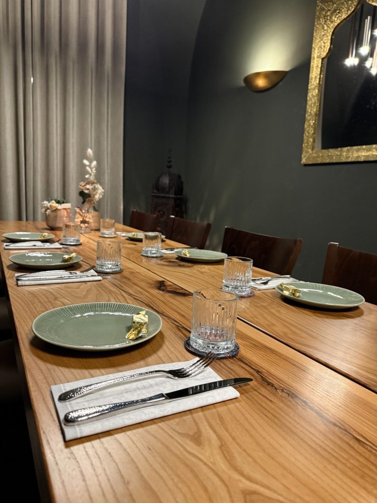 Der VIP-Raum mit festlich gedeckter Holzttafel