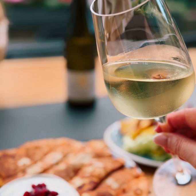 Weinglas mit Wein vom Weingut am Stein